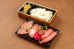 最高級の肉を集めました！特選黒毛和牛(特)ロース・カルビ・バラ肉重 Specially-Selected A5 Japanese Beef Rice Box