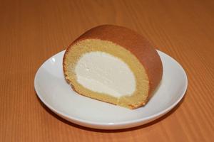 波照間産黒糖ロールケーキ