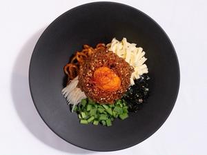 とろけるチーズ×烈火の旨辛まぜソバ