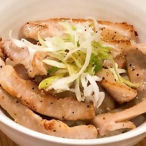 ネギ塩トントロ丼