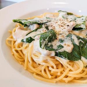 国産鶏チキンとほうれん草のクリームソース