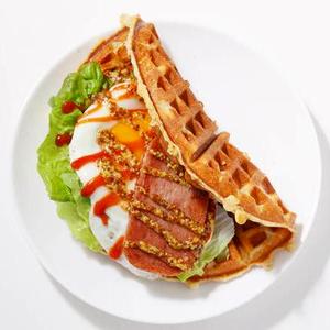 KAMEYA SAND スパム＆エッグのワッフルサンドWaffle with luncheon meat and fried egg