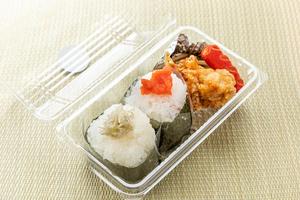 おにぎり弁当