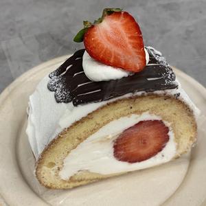パリパリチョコがけいちごのロールケーキ