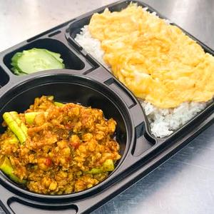 インゲンと牛ひき肉のムーターメリックを使った激辛カレーペースト炒め +ご飯+スクランプエッグ
