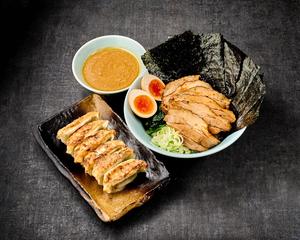 特松チャーシュー丼・醤油豚骨スープ・餃子セット(特松チャーシュー丼・醤油豚骨スープ・餃子6個)