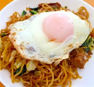【人気No.6】半熟卵乗せソース焼きそば