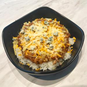 4種のチーズキーマカレー丼