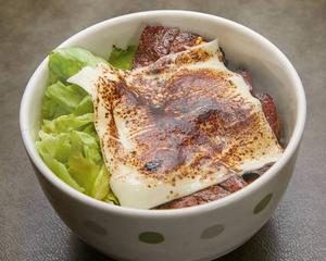とろ～りチーズ 中落ち牛ハラミ200g丼