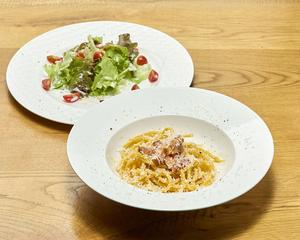 【当店人気No.5！】本場パンチェッタとパルメジャーノ香るまろやかカルボナーラの生パスタ+サラダ付