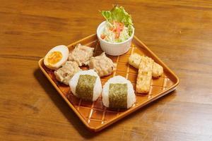おにぎり弁当