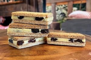 【米粉クッキーのラムレーズンバターサンド】