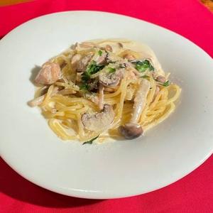 若鶏と4種キノコのクリームパスタ