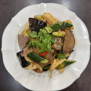 きゅうりと牛肉の旨辛和え(黄瓜拌牛肉)