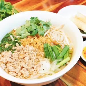 豚ひき肉とレモングラスのフォー【レンジ調理商品】・海鮮揚げ春巻きセット
