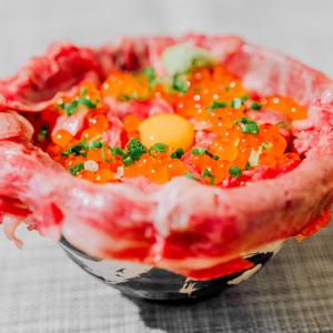 3.炙り牛とろいくら丼 牛とろ増し