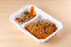 自然栽培米 の発酵玄 米 と大 豆 ミートキーマカレー