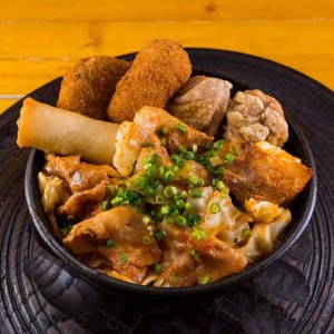 豚キムチ丼(唐揚げ2個、メンチカツ、クリームコロッケ、春巻き)