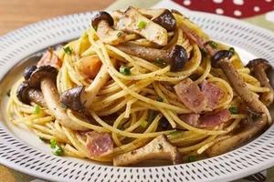 豚トロと秋の味覚きのこ達の和風パスタ