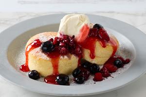 たっぷりベリーチーズのスフレパンケーキ(2個付き)Cream Cheese ＆ Mixed Berry Souffle Pancake