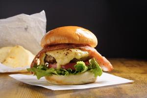ベーコンチーズ和牛バーガーとポテチWagyu beef burger and cheese egg and Potato Chips