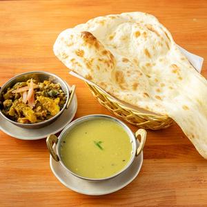 ダルカレーとベジタブルカレーとナン - Dal Curry and Vegetable Curry with Naan (Nepali Curry)