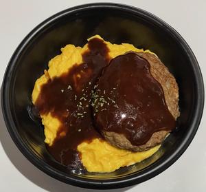 ハンバーグのせデミグラスオムライス