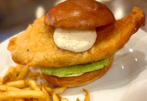 ふわふわフィッシュバーガー(フライドポテト付き)