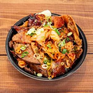 自慢の新鮮ホルモンキムチ丼