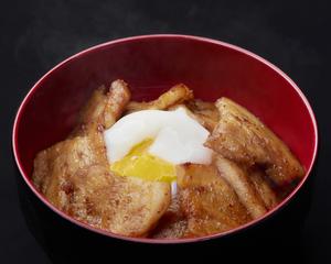 【温玉のせ】豚丼(肉140g,ご飯200g,温玉)