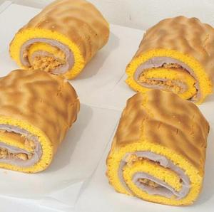 タロ肉松ロールケーキ