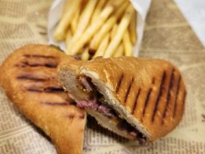 カルネサンド(ローストビーフ)とポテトセット carne SANDWICH with potato