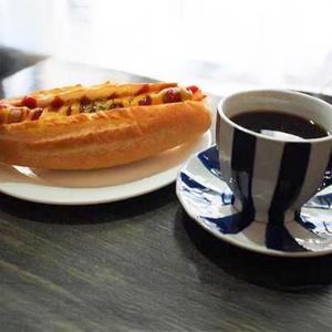 ホットドックとクモノキレマブレンドコーヒーのセット