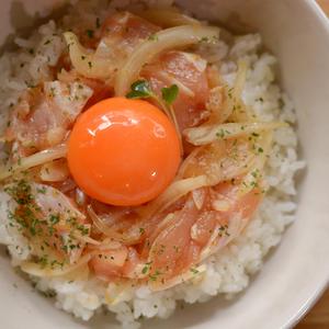 地鶏のユッケ丼