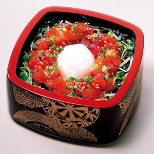 柿家すし まぐろユッケ重温玉付き