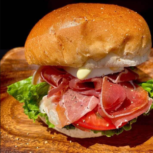 溢れ生ハムバーガー(ドリンク付き)