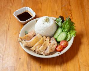 最強のカオマンガイ (鶏もも) Khao man gai  chicken with khao man gai sauce