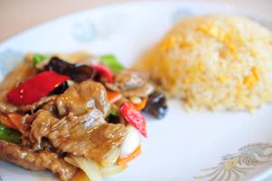 牛肉の薄切り黒胡椒炒め+五目炒飯プレート