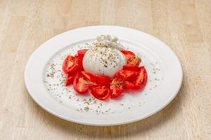 たっぷりトマトとブッラータ オレガノ添え (Fresh Tomato,Burrata,Oregano,Dill)