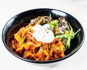 コチュジャンサムギョプサル丼(温泉卵入り) Gochujang Samgyeopsal Rice Bowl (With Soft-Boiled Egg)