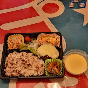 チーズのせ手作りハンバーグ弁当 プリンつき
