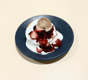 チョコアイスイチゴのパンケーキ