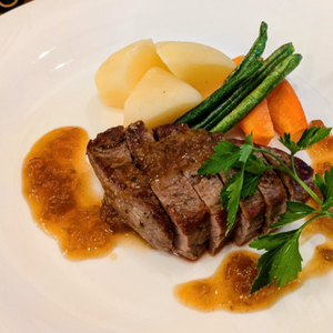 牛もも肉のステーキ オニオンソース