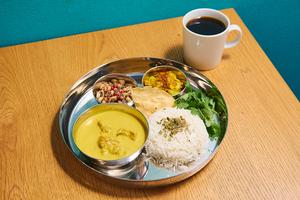 【珈琲セット(ホット)】シン・キイロイ チキンカレー