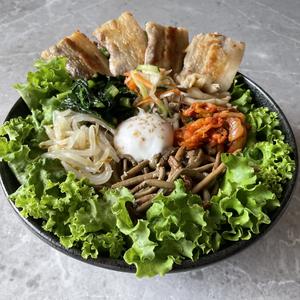 ナムル7種のピリ辛サムギョプサルビビンバ 7 namul spicy samgyeopsal bibimbap