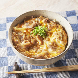 肉の旨味あふれる 牛カルビ卵とじ丼
