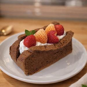 シフォンケーキ 季節のフルーツ添え