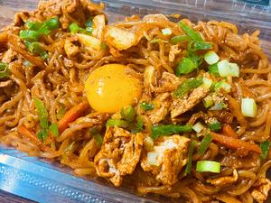 コレを食べ続けたら必ずヤセます！大盛しらたき(うま辛)山椒たっぷりピリっと四川風辛まぜそば卵黄のせ(豚肉入)