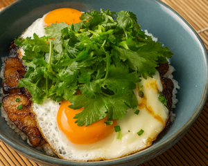 【パクチー】今治の焼豚玉子飯 (Loads of Coriander) Grilled Pork Rice Bowl with Fried Eggs