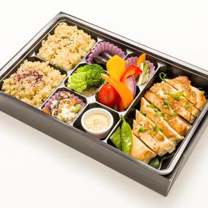 豪華大山鶏のヘルシー照焼と旬野菜弁当